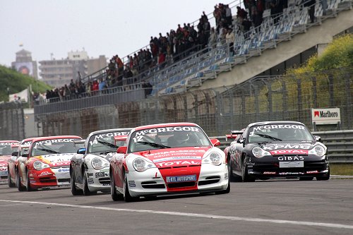 Brullende Porsches van start!